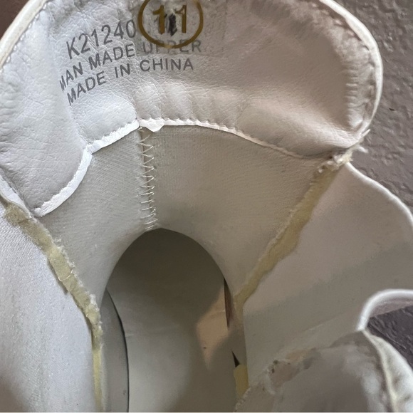 NWT Women's White Chelsea Boot sz 11, non platform, black soles, slip-on. - Picture 6 of 9